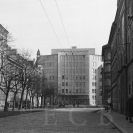 Kubík Otto: rozestavěná budova Pozemních staveb na rozdvojení Žižkovy a Čechovy ulice, 1960; sbírka J. Dvořáka; SOkA. 