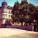 Kubismus: bývalý most přes Mlýnskou stoku v ulici U Tří lvů, jehož okosené pilíře jsou pravidelně vyplněny otvory ve tvaru kosočtverce; archiv Nebe.