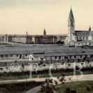 Linecké předměstí: západní část předměstí s kostelem svatého Jana Nepomuckého na kolorované pohlednici po 1915; sbírka J. Dvořáka.