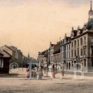 Lannova třída: pohled z Nádražní třídy na kolorované pohlednici ze začátku 20. století; sbírka J. Dvořáka.