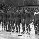 Lední hokej: zahajovací zápas AC Stadionu proti národnímu mužstvu při křtu zimního stadionu 27. 10. 1946; zleva L. Vávra, K. Bílek, J. Vacek, J. Macelis, M. Homolka, V. Kalista, S. Pícha, F. Vacovský, Č. Pícha, F. Mizera, K. Kroupa, H. Bonuš, R. Charypar; archiv P. Turka.