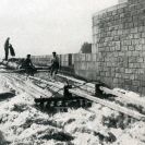 Lanna Adalbert: vorová propust na jezu u Hluboké nad Vltavou; podle Žákavec 1936.