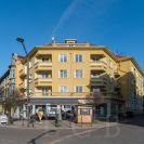 Lannova třída: bytové domy s obchodem reprezentující modernistické prvky vystavěné 1954 podle projektu B. Böhma na nároží Jeronýmovy ulice a Lannovy třídy; foto Nebe 2021.