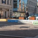 Lannova třída: instalace betonových laviček s historickými názvy ulice; foto Nebe 2021.