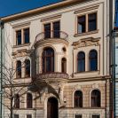 Lannova třída: městský dům č. 88 z počátku 20. století nese prvky historismu a secese v symetrickém průčelí, střední osa je zdůrazněna oválně vystupujícím arkýřem; foto Nebe 2021.