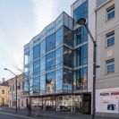 Lannova třída: moderní dům s obchodními prostory, vystavěn 2015; foto Nebe 2021.
