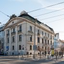 Lannova třída: nároží Lannovy třídy se secesním objektem filiálky Rakousko-uherské banky postavené v letech 1913—1914 vídeňským architektem Ludwigem Tremmelem; foto Nebe 2021.