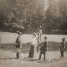 Lannové: rodina Lanna na lovu, zprava Franciska Josephine Lanna, Oswald Trauttenberg II., Adalbert Lanna mladší, Friedrich Trauttenberg, Franciska von Bene, Adalbert Lanna III., Oswald Trauttenberg I.; archiv rodiny Trauttenberg.