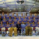 Lední hokej: TJ Motor České Budějovice v sezóně 1975—1976, sedící zprava: M. Dvořák, J. Pouzar, V. Plánička, zasl. mistr sportu S. Bartoň, druhý trenér F. Neumaier, Jar. Jágr, J. Květoň, V. Mařík. Prostřední řada zprava: J. Pártl, K. Caldr, J. Klabouch, F. Čech, V. Prospal, J. Vondráček, N. Král, M. Edlman, masér F. Mrázek. Horní řada: J. Vondrka, J. Anderle, K. Pražák, P. Burda, J. Vopátek, F. Joun, J. Šrámek, S. Neckář, J. Kolár; archiv J. Pouzara.