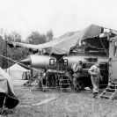 Letecké opravny: servis stíhačky MiG-21 v polních podmínkách; archiv LOZ České Budějovice.