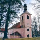 Libníč: barokní kostel Nejsvětější Trojice v centrální části obce; foto Nebe 2025.