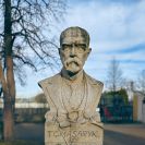 Libníč: busta T.G. Masaryka od sochaře Ivana Tláška, která byla odhalena u budovy školy během slavností obce v roce 2018; foto Nebe 2025.