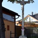 Litvínovice: kříž u hlavní komunikace z Českých Budějovic; foto Nebe 2018.