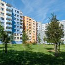 Máj: polouzavřený osmipodlažní blok ve tvaru U v ulici V. Volfa; foto Nebe 2020.