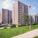 Máj: severozápadní pohled z centrálního parku na panelovou zástavbu v ulicích V. Volfa a K. Chocholy v 90 letech 20. století; archiv Nebe.