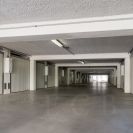 Máj: vnitřní pohled do hromadné garáže v ulici N. Frýda; foto Nebe 2020.