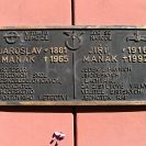 Maňák Jaroslav: pamětní dvojdeska Jaroslava Maňáka a jeho syna Jiřího Maňáka v ulici Široká; foto Nebe 2022.
