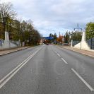 Mánesova ulice: pohled z mostu Kosmonautů na západ, směrem k továrně Koh-i-noor Hardtmuth a Dlouhé louce; foto NEBE 2023.