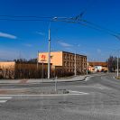 Městská hromadná doprava: centrála vozovny trolejbusů v ulici Horní; foto Nebe 2022.