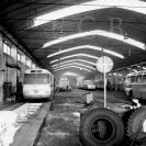 Městská hromadná doprava: hala na garážování a opravy městských autobusů na Novohradské ulici, 1980; sbírka J. Dvořáka; SOkA. 