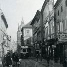 městská hromadná doprava: tramvajová doprava v Divadelní ulici, dnešní ulici Dr. Stejskala, asi v roce 1910; sbírka J. Dvořáka; SOkA.
