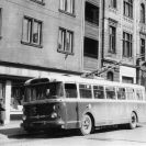 Městská hromadná doprava: trolejbus v zastávce na tehdejší třídě maršála Malinovského (Lannově třídě), 1971; sbírka J. Dvořáka; SOkA.