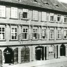 Městská spořitelna: původní budova spořitelny, byla využívaná od založení 1864 do roku 1913, kdy byla otevřena nová budova; sbírka J. Dvořáka; SOkA. 