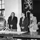 Městský národní výbor: představení nového pamětního pouzdra pro makovici na vrchol Černé věže v roce 1983; SOkA.