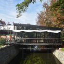 Mlýnská stoka: restaurace Paluba nabízející v parku Na Sadech posezení přímo nad korytem Mlýnské stoky; foto Nebe 2019.
