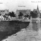 Mlýnská stoka: západní část zaniklé Rybní ulice s můstkem přes Mlýnskou stoku v roce 1902; sbírka J. Dvořáka; SOkA. 
