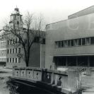 Mosty: pohled na kubistický most přes Mlýnskou stoku v ulici U Tří lvů; sbírka J. Dvořáka; SOkA.
