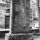 Na Sadech: pískovcová stéla od Františka Bílka věnovaná Otokaru Mokrému umístěná v parku Na Sadech, 1981; archiv Pavel Šafr.