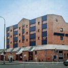 Nádraží (autobusové): bývalá výpravní budova autobusového nádraží z počátku 90. let 20. století; archiv Nebe.