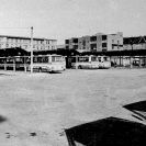 Nádraží (autobusové): severozápadní pohled na bývalé nádraží L. Erbana, ke kterému patřilo 33 stanovišť; sbírka J. Dvořáka