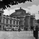 Nádraží: budova železničního nádraží se zastávkami autobusové a tramvajové dopravy v roce 1948; sbírka J. Dvořáka.