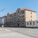 Nádražní třída: budova z roku 1912 kdysi sloužila jako nocležna pro strojní a vlakové zaměstnance; foto Nebe 2021.