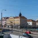 Nádražní třída: východní část Lannovy třídy s přístřeškem v popředí a historickým rohovým domem; foto Nebe 2021.