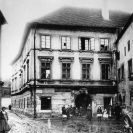 Nájemní dům: obyvatelé dnes zaniklého činžovního domu na konci Široké ulice v blízkosti věže Manda asi 1902; sbírka J. Dvořáka; SOkA.