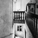 Nájemní dům: vnitřní schodiště domu č. 33 na náměstí Přemysla Otakara II., stav v roce 1963, foto P. Špandl; SOkA.