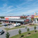 Nákupní centra: nákupní centrum Retail Park a hobby market Bauhaus v Českém Vrbném; foto Nebe 2020.