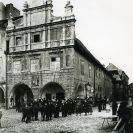 Náměstí Přemysla Otakara II.: rohový dům na východní straně náměstí, demolován byl roku 1894; sbírka J. Dvořáka; SOkA. 