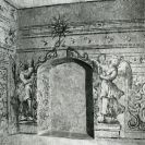 Nástěnná malba: detail fresky na rohové zdi s výklenkem v domě č. 11 na náměstí Přemysla Otakara II., 1990; sbírka J. Dvořáka; SOkA. 