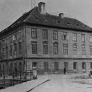 Nemocnice: budova staré nemocnice v místě hlavní pošty na Senovážném náměstí v roce 1910; sbírka J. Dvořáka; SOkA. 