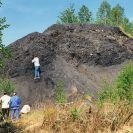 Nerostné suroviny: pozůstatky těžby antracitu u Lhotic, halda dolu sv. Mikuláš (Etna) 1999; foto V. Novák.