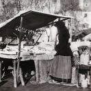 Obchod: kramářský stánek tzv. štont u Malše v blízkosti Justičního paláce, asi 1910, sbírka J. Dvořáka; SOkA.