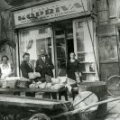 Obchod: obchod ovocem a zeleninou pana Václava Kopřivy v Krajinské třídě v budově Masných krámů roku 1929; sbírka J. Dvořáka; SOkA. 