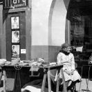 Obchod: prodej koření na náměstí Přemysla Otakara II. ve 30. letech 20. století; ze sbírek Jihočeského muzea v Českých Budějovicích.