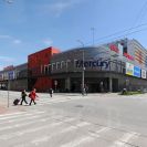 Obchodně společenská centra: Mercury centrum s autobusovým nádražím na střeše; foto K. Kuča 2010.