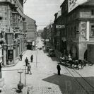 Obchodní domy: křižovatka Krajinské třídy s Hroznovou ulicí v roce 1934 s obchodním domem Teta; sbírka J. Dvořáka; SOkA.