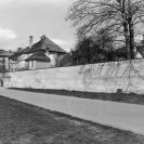 Opevnění města: parkánová zeď v místě vyústění Radniční ulice, 1981; archiv Pavel Šafr.